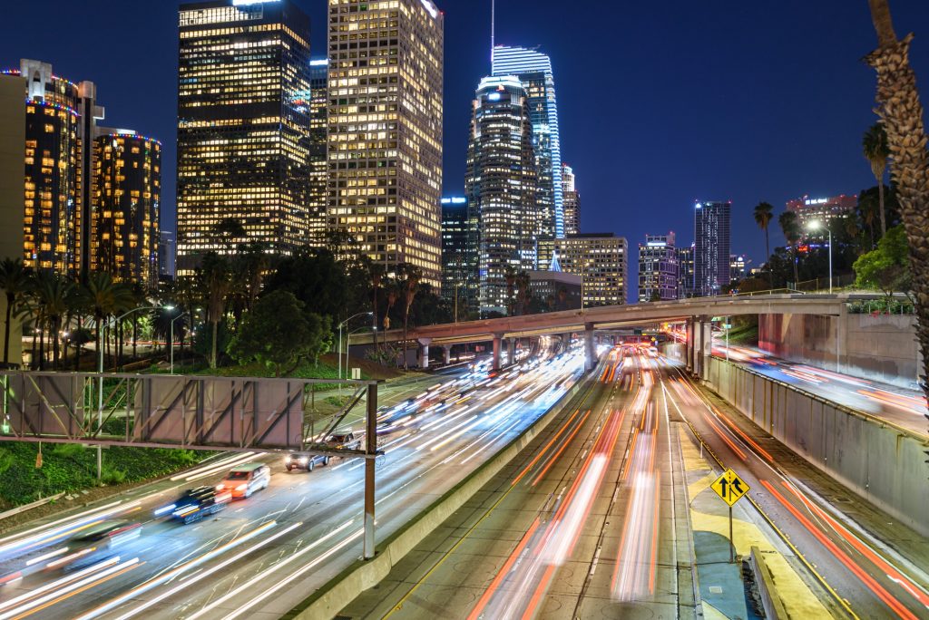 Verkehr in der Innenstadt von Los Angeles bei Nacht